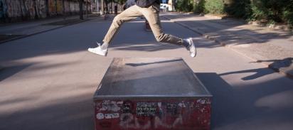 Eine Person springt &uuml;ber einen Steinblock