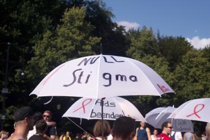 Regenschirm mit dem Schriftzug "no stigma" auf einer Demonstration