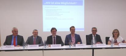 Fachtagung der Aids-Hilfe Saar sechs Menschen sitzen auf einem Podium