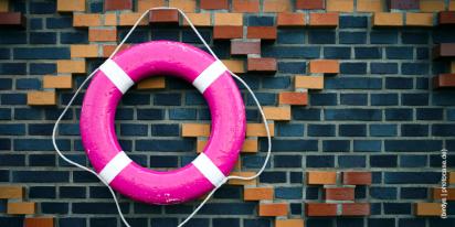 Rettungsring pinkfarbener Rettungsring hängt an einer Mauer