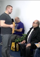 Menschen sitzen im Wartezimmer einer Arztpraxis