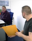 Zwei Arzthelfer im Gespräch