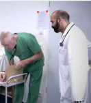 Ein Arzt betritt ein Krankenhauszimmer