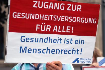Bild eines Plakats mit dem Text: Zugang zur Gesundheitsversorgung für alle! Gesundheit ist ein Menschenrecht!