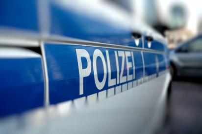 Polizeiauto bei dem die Aufschrift Polizei fokussiert ist