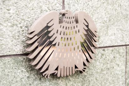 Foto vom Bundesadler an einem Gebäude