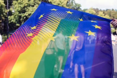 Foto einer Regenbogen-Europa-Fahne