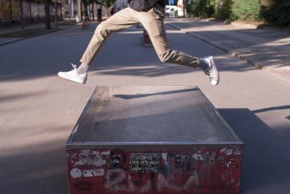 Eine Person springt &uuml;ber einen Steinblock