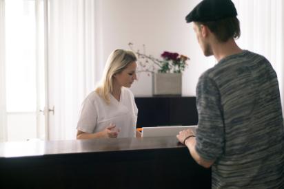 Patient bei der Anmeldung in einer Arztpraxis