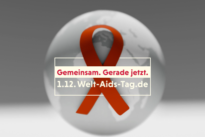 Eine Aidsschleife vor einer Weltkugel verdeutlicht das Thema des Spots: durch globalen Kürzungen droht Aids zurück zu kommen. 