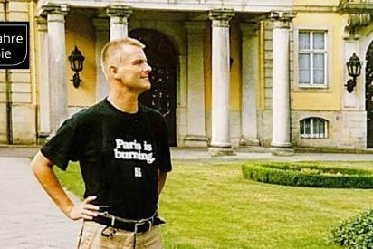 Mann in schwarzem T-Shirt mit Schriftzug 