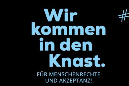 Blaue Schrift auf schwarzen Hintergrund: Wir kommen in den Knast. F&uuml;r Menschenrechte und Akzeptanz! Hashtag Aidshilfe Bleibt Stabil. Deutsche Aidshilfe