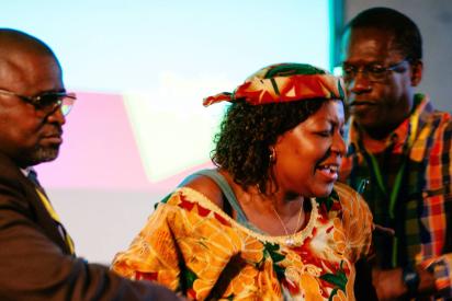 drei Personen interagieren bei einer Theaterauff&uuml;hrung