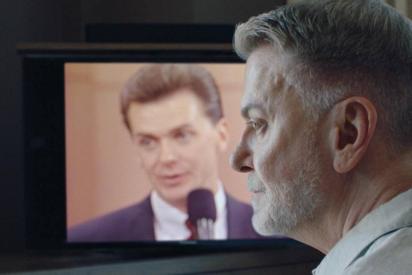 Mann im Profil vor einem Fernsehbildschirn, auf dem er in j&uuml;ngeren Jahren zu erkennen ist