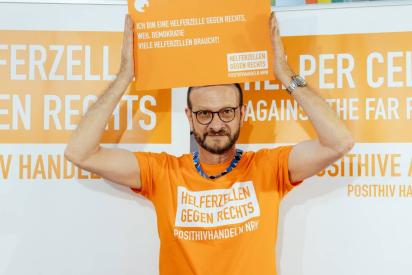 Foto von Gottfried Dunkel mit Materialien der Kampagne 