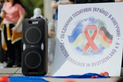 Logo des Vereins PlusUkrDe auf einem Schild bei einem Protest vor dem BRandenburger Tor in Berlin (Foto: Johannes Berger)