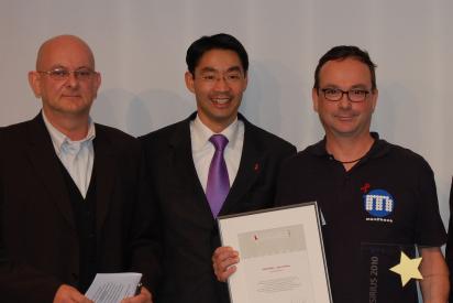 Philipp Rösler (Mitte) mit Dirk Sander (DAH) und Rolf de Witt (manCheck)