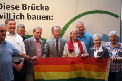 Der ehemalige Vizekanzler Franz Müntefering (SPD, 5. v. l.) und der Schauspieler Klaus Nierhoff (3. v. r.) mit Vertreter_innen älterer Lesben und Schwuler auf dem Deutschen Seniorentag