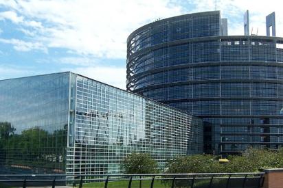 Parlamentsgebäude der EU in Straßburg: ein zylinderförmiges und ein rechteckiges Gebäude mit Glasfassaden