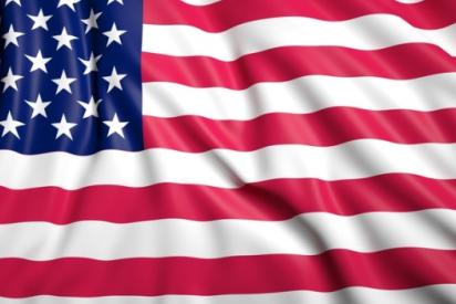 Flagge der USA mit Faltenwurf: rote und weiße Streifen und dazu links oben ein blaues Rechteck mit weißen Sternen