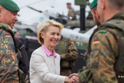 Bundesverteidigungsministerin Ursula von der Leyen schüttelt einigen Bundeswehrsoldaten die Hand.