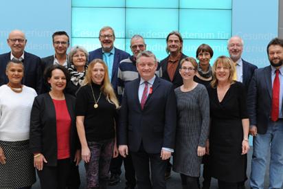 Bundesgesundheitsminister Hermann Gröhe mit den Mitgliedern des Nationalen AIDS-Beirats bei ihrer letzten gemeinsamen Sitzung am 21.11.2016.