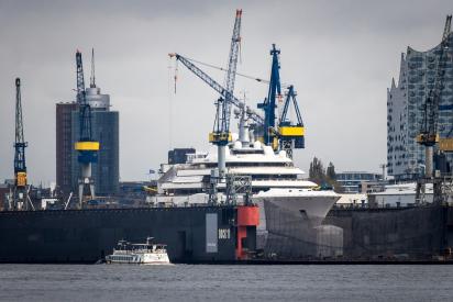 Kräne und Schiffe am Hamburger Hafen, im Hintergrund die Elbphilharmonie