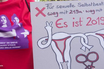 Protestschild gegen §219a und § 218 StGB