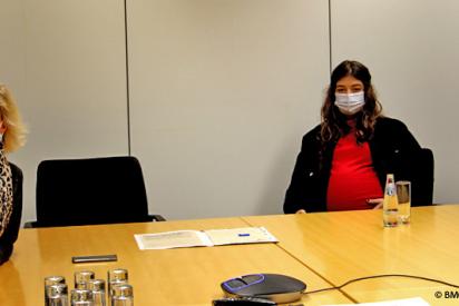 Von links nach rechts: Daniela Ludwig sowie Zhana Jung und Philine Edbauer von der Initiative #mybrainmychoice für eine neue Drogenpolitik | © BMG Bund