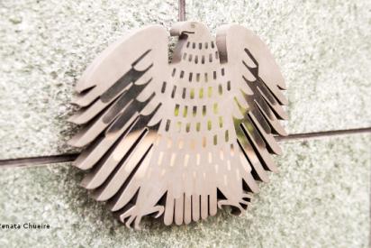 Bronzener Bundesadler auf Gebäudemauer