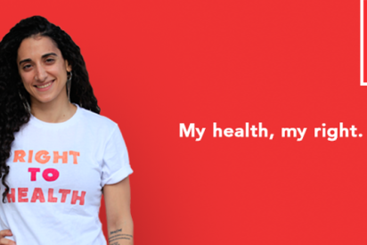 Eine Frau mit schwarzen langen Haaren und einem T-Shirt mit der Aufschrift "Right to health" vor rotem Hintergrund. Auf der roten Fläche steht der Schriftzug "My right, my health.", rechts oben in der Ecke der Schriftzug "World Aid Day. 1st December 2017."
